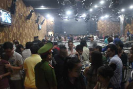 Video: Theo chân cảnh sát đột kích quán bar lớn ở TP.HCM