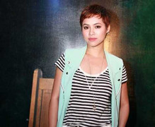 Á hậu Hoàng My lẻ loi đi xem phim 16+