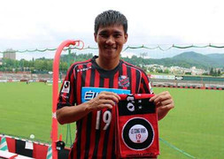 Công Vinh ở Nhật: Vắt kiệt sức để không phải... ‘bán bia’