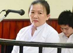 Trùm quần lên đầu chánh án, nữ võ sư hầu tòa