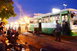 Clip: Tai nạn xe buýt, hành khách lòi xương cẳng chân