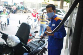 Yêu cầu giữ giá bán lẻ xăng dầu