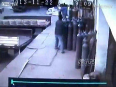 Video: Bình gas phát nổ kinh hoàng, 2 người chết thảm