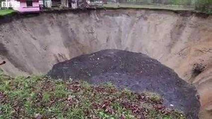 Video: 'Hố tử thần' nuốt chửng một ao làng