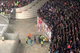 Ăn mừng thắng Barca, cổ động viên rơi từ khán đài 10m