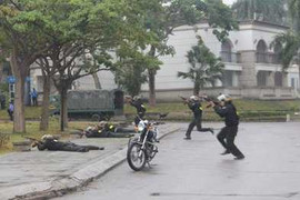 Video: Công an, quân đội diễn tập chống khủng bố