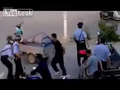 Clip: Cầm mã tấu đuổi chém cả trăm người