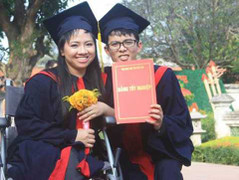 Nữ sinh liệt hai chân là sinh viên Tài chính xuất sắc