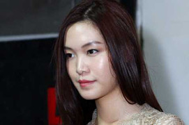 Hoa hậu Thuỳ Dung mặt bóng nhẫy, phờ phạc đi thử váy