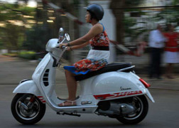 Vespa GTS đấu Honda SH, ưu thế về ai?