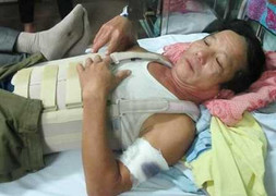 Cẩu tặc vung kiếm chém chủ nhà ngã gục