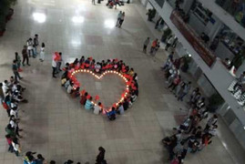 Chàng trai xếp nến trái tim, tỏ tình giữa sân trường