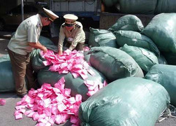 Bắt giữ hàng tấn băng vệ sinh độn chất lạ