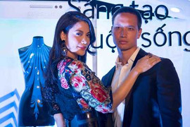 Trương Ngọc Ánh thân mật với trai lạ