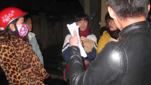 Bức xúc bằng cấp, hơn 100 sinh viên vây GĐ trung tâm