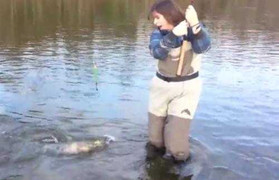 Clip thiếu nữ lần đầu câu cá hài vỡ bụng