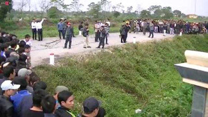 Clip: Phát hiện xác chết cháy dưới chân đê