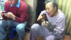 Phát sốt clip cụ bà 80 đàn hát sôi nổi với đám thanh niên