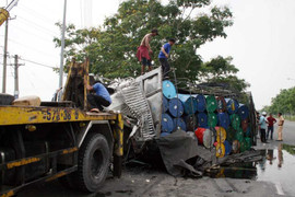 Gây tai nạn liên hoàn, tài xế nguy kịch