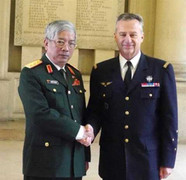 Tướng Vịnh sang Pháp bàn hợp tác quốc phòng