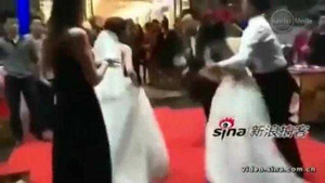 Video: Tình nhân bụng bầu mặc váy cưới đánh cô dâu, tranh chú rể