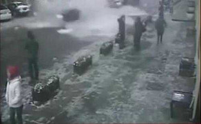 Clip: Khối tuyết khổng lồ đè bẹp ôtô ở Trung Quốc