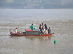 Người nhà chị Huyền đang tìm xác ở Hà Nam