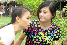 Cát Phượng dẫn Cẩm Ly 'rình' chồng đi bia ôm