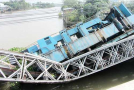 Cố tình vi phạm, xe 60 tấn bẻ gãy cầu Vồng