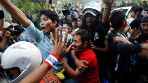 Trực thăng Thái Lan rải tờ rơi cảnh báo người biểu tình