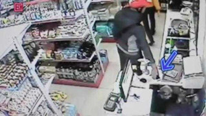 Đôi nam nữ dàn cảnh trộm iPhone trong siêu thị bị ghi hình