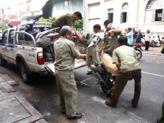 Bà chủ quán cơm tưới xăng đốt 4 xe máy giữa Sài Gòn