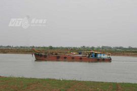 Hải Dương: Vì sao dân không cho trục vớt tàu cát tặc bị chìm?