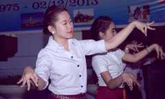 Nữ sinh Lào khoe điệu nhảy truyền thống mừng Quốc khánh