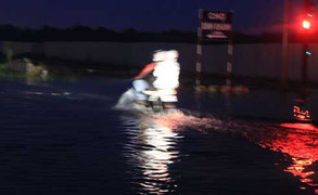 Hình ảnh dân Sài Gòn vật vã trong triều cường kỷ lục