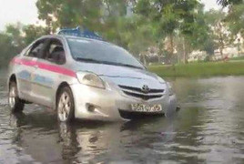 Video: Container, ôtô liên tiếp sụp ổ gà 'khủng' ở TP.HCM