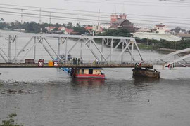 TP.HCM: Giải cứu tàu chở dầu kẹt dưới cầu Bình Lợi