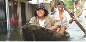 Bơi thuyền, giăng lưới bắt cá giữa phố Sài Gòn