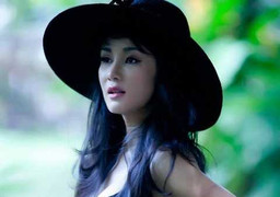 Hồng Nhung tung ảnh nội y gây sốt ở tuổi U50