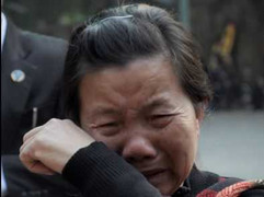 Bác sỹ ném xác: Mẹ bảo vệ khóc nức nở trong đám tang chị Huyền