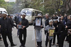Đám tang không thi thể: Gia đình Nguyễn Mạnh Tường lặng lẽ đến viếng
