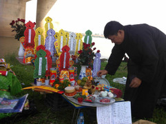 Bác sỹ ném xác: Gia đình làm lễ phát tang cho chị Huyền