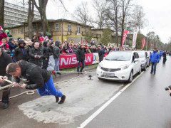 Choáng với màn dùng tay kéo 12 ôtô