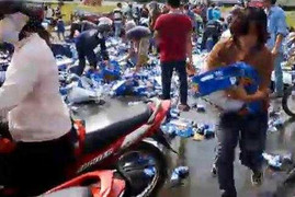 Dân man rợ đổ xô 'hôi của' hàng ngàn thùng bia mặc tài xế van xin