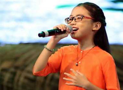 Phương Mỹ Chi hát ngọt ngào trong đêm Siêu mẫu