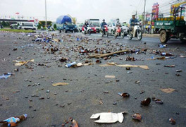 Xe chở bia bị tai nạn, hàng trăm người lao vào hôi của