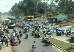 Video toàn cảnh dân 'hôi của' man rợ hàng ngàn thùng bia