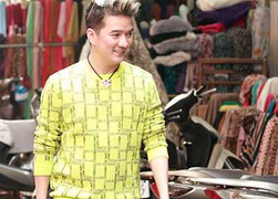 Đàm Vĩnh Hưng tản bộ, mua quà vặt ở Thủ đô