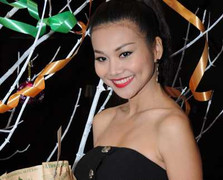 Thanh Hằng khoe vai trần nuột nà