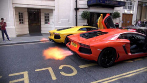Video: Dàn siêu xe Lamborghini Aventador gầm rú, khạc lửa